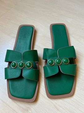 Sandálias Femininas Verde com Detalhes em Pedrarias