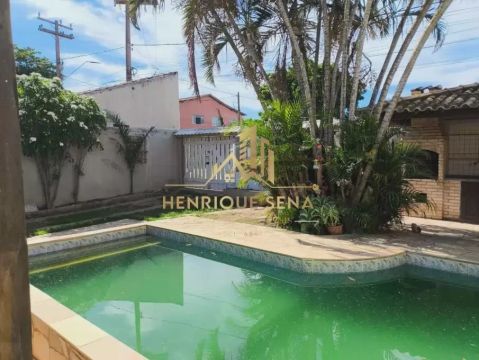 Alugo casa colonial com piscina e churrasqueira.
