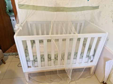 Berço de bebê com colchão e mosquiteiro 