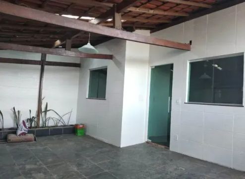 CASA CHARMOSA EM EXCELENTE LOCALIZAÇÃO COM DESCONTO ESPECIAL