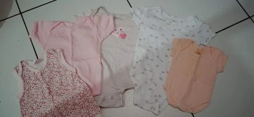 Lote com roupas e acessórios para bebê