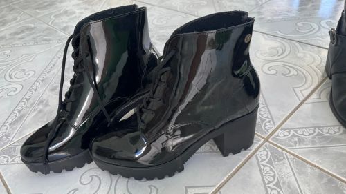 Botas pretas de salto alto