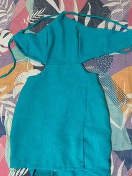 Vestido azul turquesa com decote e recortes - Tamanho P