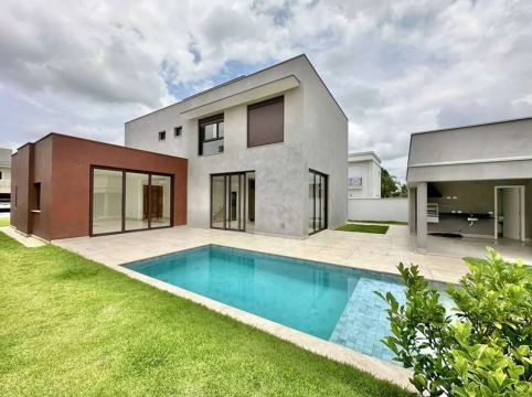 Casa à Venda com 4 Suítes, Piscina e Área Gourmet no Condomínio Alpha Ville, Granja Viana!