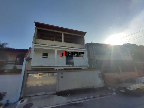 EXCELENTE CASA TRIPLEX, COM 03 QUARTOS