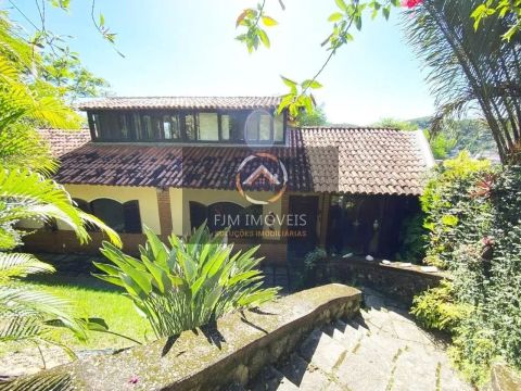 FJM Imoveis vende: Casa em Maria Paula, Niterói. 200m², 4 dorms, 2 suítes, 4 banheiros. Op