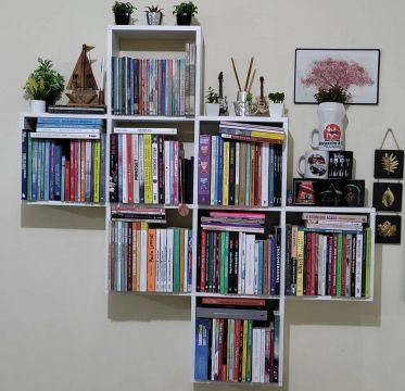 Estante de livros branca em ótimo estado