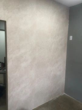 Revestimento de parede com papel de parede e adesivo vinil 