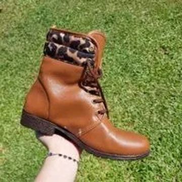 Bota coturno look fashion detalhe onça feminina - caramelo