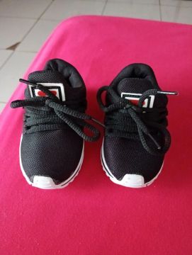 Vendo esse tênis da marca fila semi novo ótimo estado n° 21.   40 reais pra vim buscar