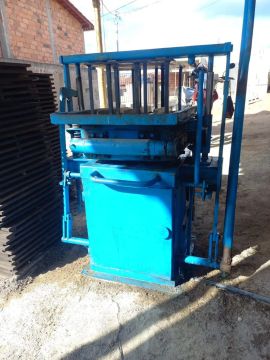 Máquina de blocos de concreto Menegotti + estrutura