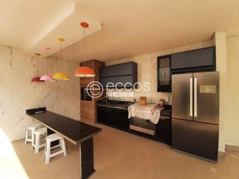 Casa para aluguel, 3 quartos, 1 suíte, 2 vagas, Jardim Holanda - Uberlândia/MG