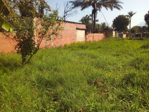 Terreno com área verde em ótima localização.