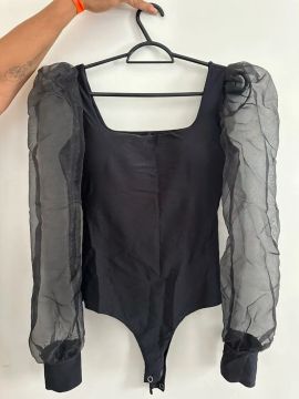 Body preto com mangas bufantes em tule