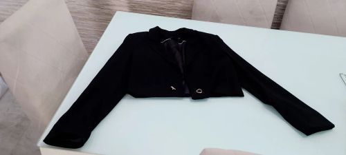 Blazer croped com botão cromado de coração 