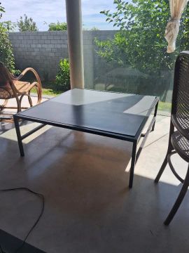 Mesa de centro em ferro preto e tampo fórmica grafite, medida 1,06x1 06