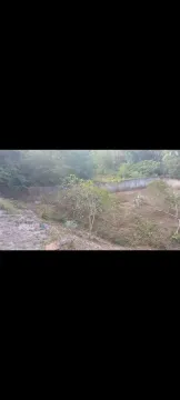 Vende-se terreno todo murado