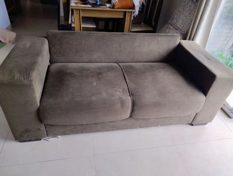 Sem lugar pra sentar? Confira esse sofá em ótimo estado 