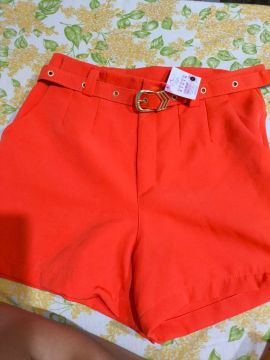 Short feminino laranja com cinto