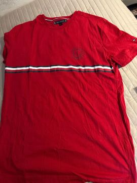 Camiseta Tommy Hilfiger Vermelha com Faixa