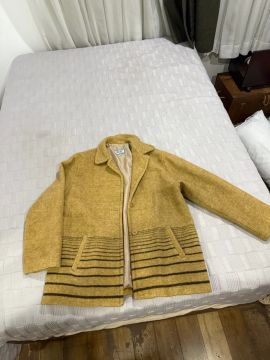 Casaco Malise de lã amarelo com listras pretas