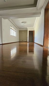 Apartamento amplo e com excelente localização 
