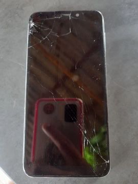 Celular com tela trincada