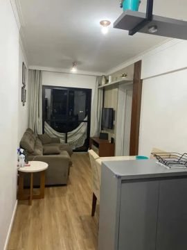 Apartamento com dois dormitórios e varanda, uma vaga de garagem, móveis planejados da cozi
