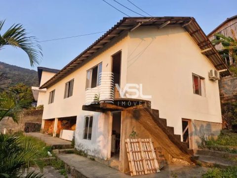 Propriedade com duas casas, casa principal com 4 dormitórios e terreno de 400 m²