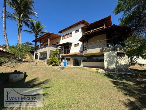 Casa em Village São Roque com 04 suítes