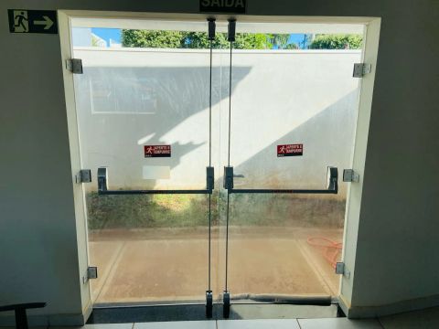 Portas de Vidro com Barras Anti Pânico 