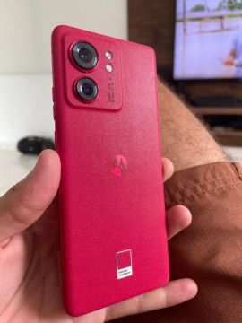 V/T Motorola Edge 40