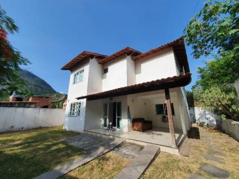 Casa no Recanto de Itaipuaçu, 4 quartos, lavanderia, área de lazer