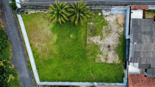 Vendo Terreno no Bairro Adrianópolis - 879 m² - Prox. Humberto Calderaro  = Legalizado - M