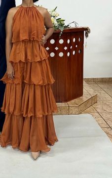 Vestido longo marrom com babados