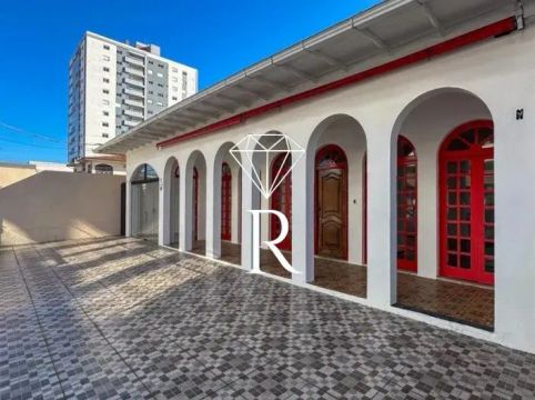 Ponto Comercial de 245m² com 810m² de Área Total para Locação no Jardim Atlântico, Florian