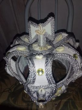 Coroa de Aira em branco com detalhes em prata.