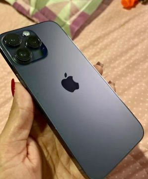 iPhone 14 Pro Max roxo