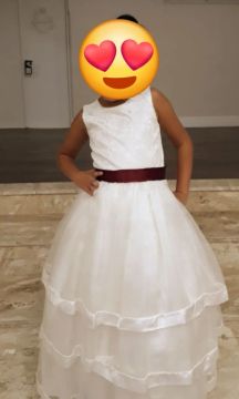 Vestido de dama de honra branco com faixa cor marsala