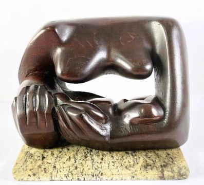 Magnifica Escultura esculpida em único bloco de madeira nobre representando Maternidade