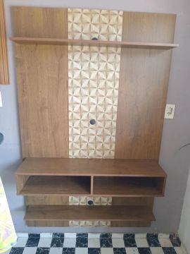 Rack de Parede em Madeira com Design Moderno