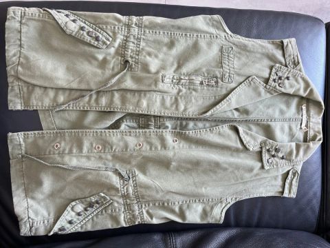 Colete Jeans Verde Militar com Detalhes 