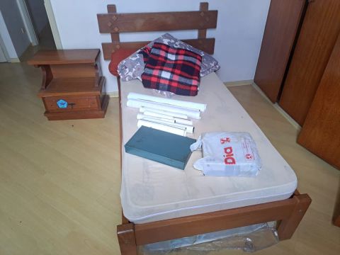 Cama de madeira com colchão