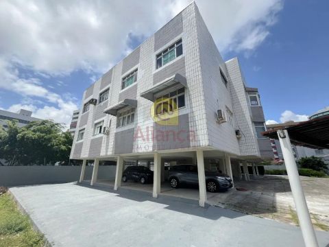 Apartamento no bairro de Candelária com 03 quartos sendo 01 suíte.