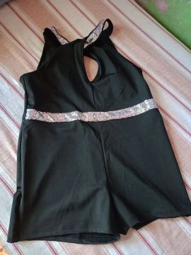 Macacão preto com detalhes em paetês