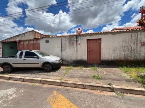 Casa para Venda em Brasília, Santa Maria, 3 dormitórios, 1 suíte, 1 banheiro, 2 vagas