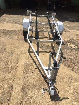 carreta para barco de 4 a 6 metros com guincho manual 