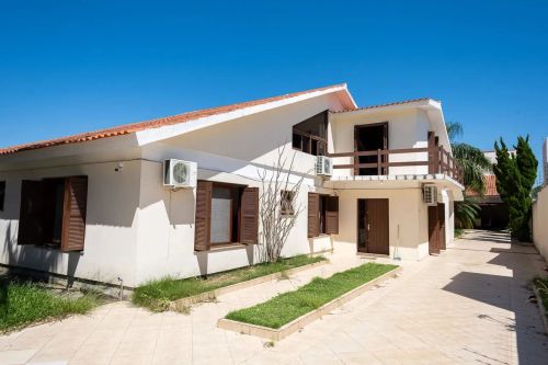 Casa à venda no Laranjal, Pelotas: 3 suítes, 5 banheiros, 7 vagas, 292 m², piscina, churra
