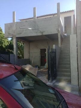 Alugo ap 1 andar 2 quartos pequenos