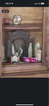 Oratória em madeira  + Conjunto de 7 peças de decoração religiosa em gesso